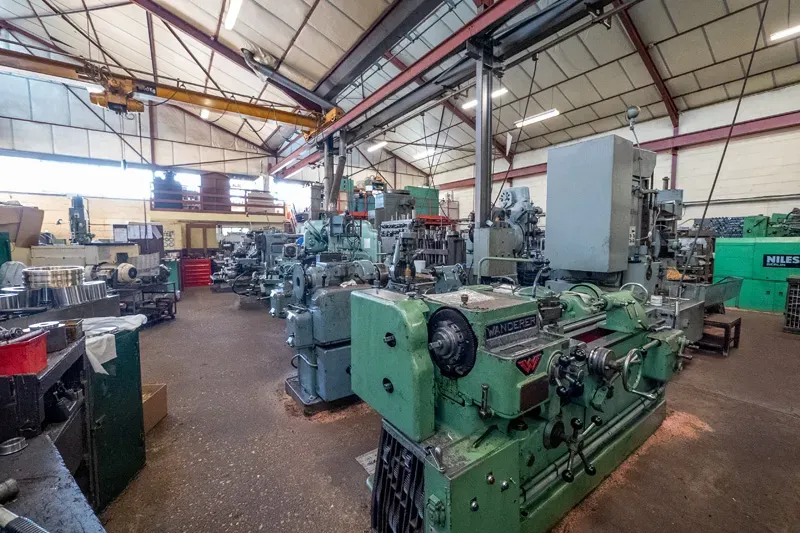 machines dans les locaux de verdier engrenages